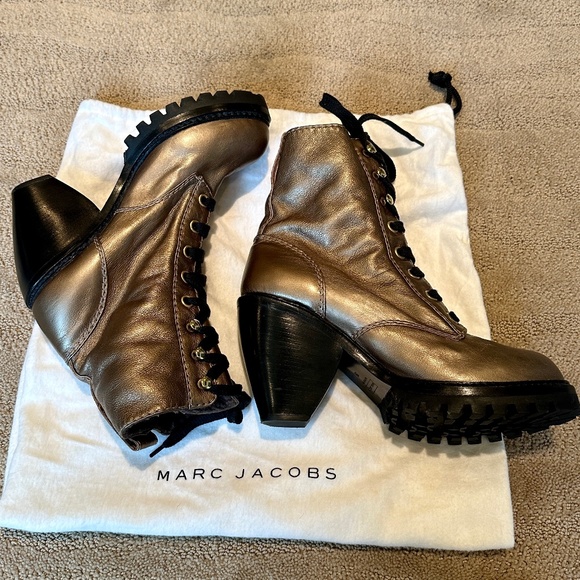 🐿️Marc Jacobs Bronze Metallic Lace Up Heeled Boots - Size 39🐿️ - Picture 1 of 8